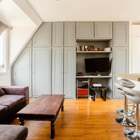 Beautiful Apartment With A View Of Eiffel Tower In Center Paris Exterior photo