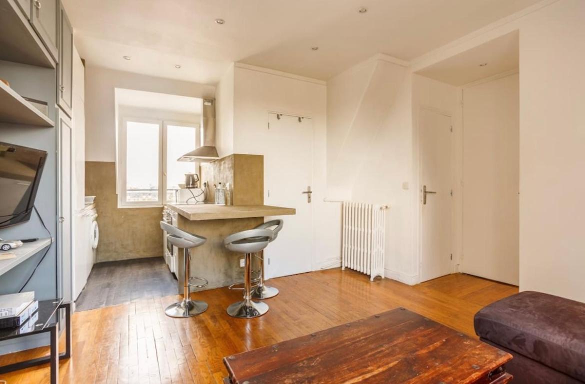 Beautiful Apartment With A View Of Eiffel Tower In Center Paris Exterior photo