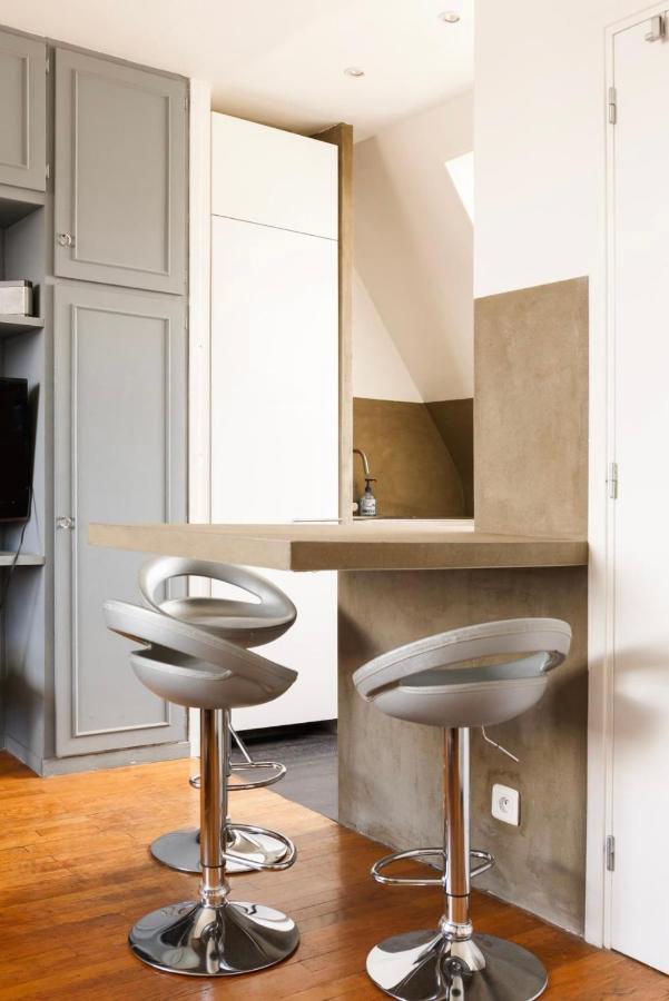 Beautiful Apartment With A View Of Eiffel Tower In Center Paris Exterior photo