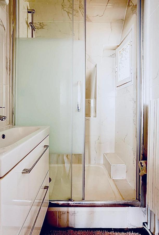 Beautiful Apartment With A View Of Eiffel Tower In Center Paris Exterior photo