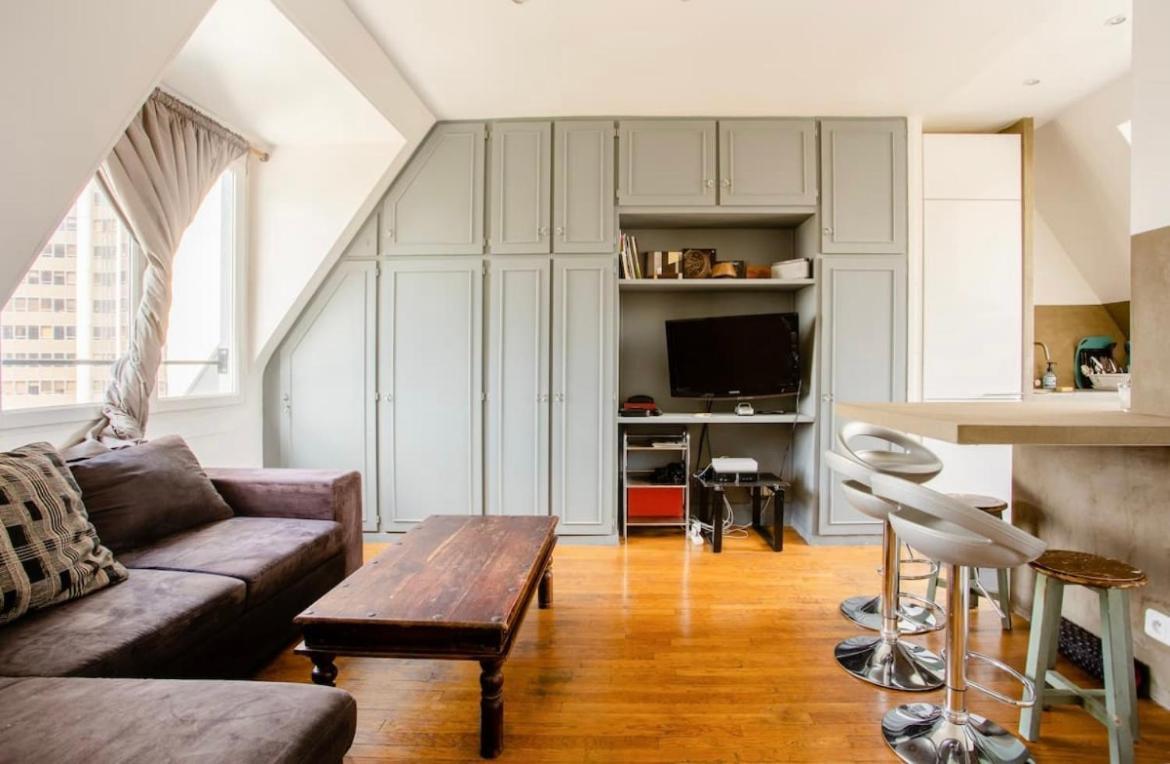 Beautiful Apartment With A View Of Eiffel Tower In Center Paris Exterior photo