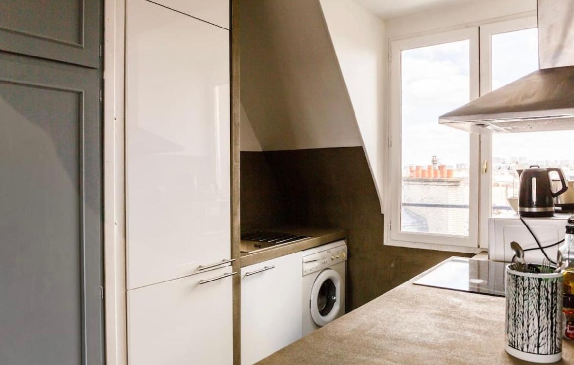 Beautiful Apartment With A View Of Eiffel Tower In Center Paris Exterior photo
